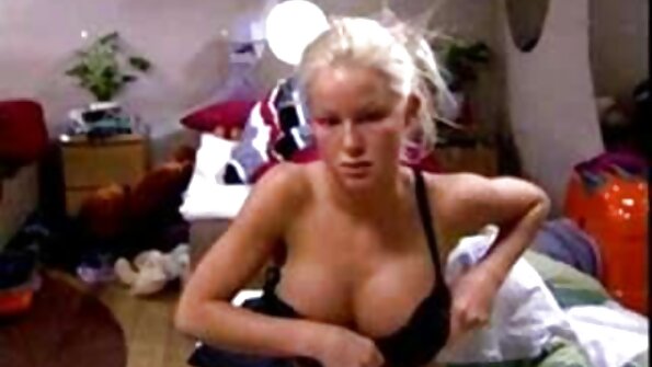 Une vierge modeste joue dans la salle de filme porno vierge bain avec des trous