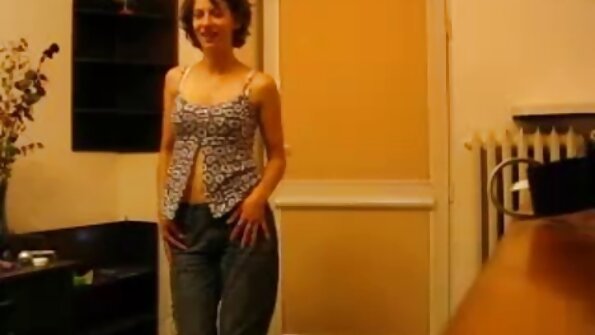 Un mannequin blonde porn femme vierge sexy me laisse frire sa chatte serrée
