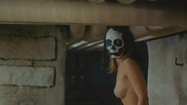 Ce n'est pas encore video porno fille vierge la saison des plages, alors je fais pipi sur la plage sans me retourner.