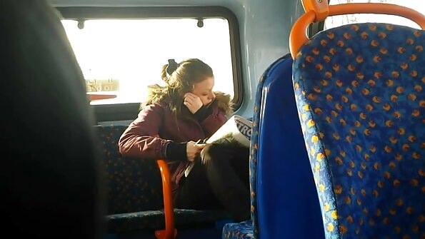 Masturbateur pornot vierge surpris en train de se masturber et embrassé