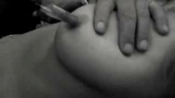 Gyroba tournant sur une petite porno vierge arab tige rouge