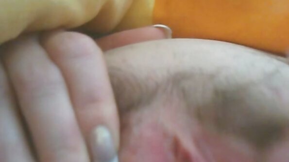 Attaché video xxx vierge à une fille et appréciant ses trous