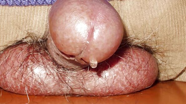 Sa femme leva la main. porn femme vierge