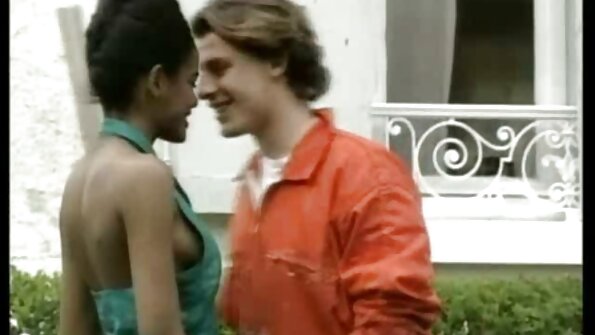 L'homme a jeté quelques bâtons film porno vierge