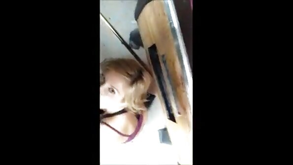 Le patron sort du video porno fille vierge bureau et voit sa secrétaire se masturber