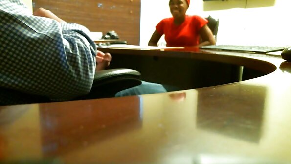 Il a ramassé une génisse à l'université et xnxx vierge l'a embrassée dans la voiture.