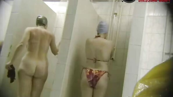 salope film porno de fille vierge en jeans déchirés contrôlée par un membre client