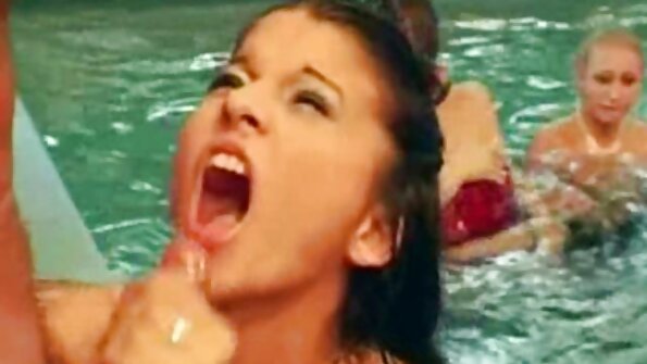 Jeune fille chaude xnxx femme vierge baise dans les bois.