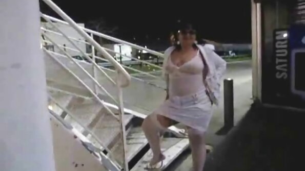 On a presque vu un video porno fille vierge baiser dans les vestiaires.