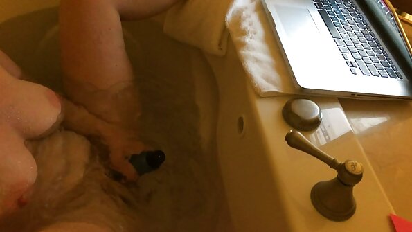 Jeune couple russe s'embrassant le soir pornot vierge du Nouvel An