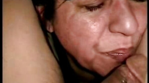 Sa video porno fille vierge chatte est vraiment très petite! Sexe après le dîner