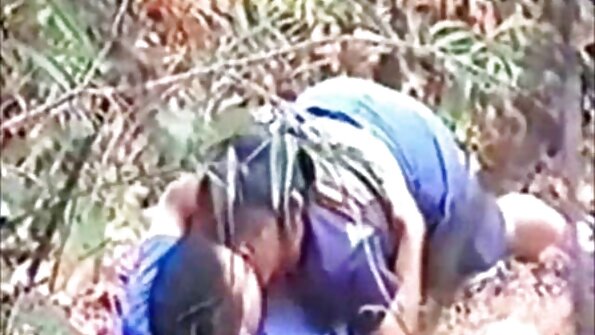 Elle remonte ses bas et baise la porte sexx vierge de sa deuxième année avec un baiser.