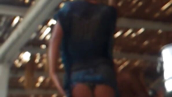 Elle porte des bas après avoir fini son cul et sa chatte xnxx vierge
