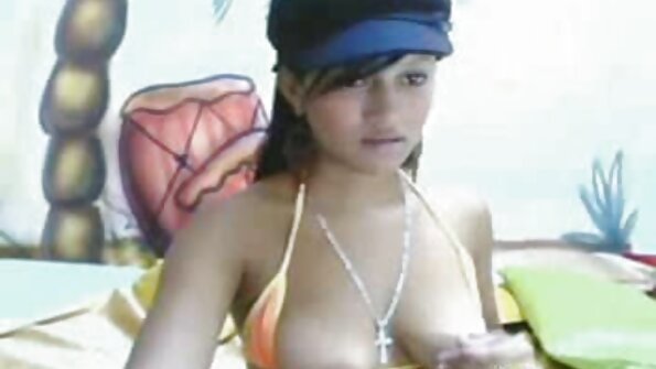 Elle adore filme porno vierge travailler sa chatte en mangeant et éjacule rapidement