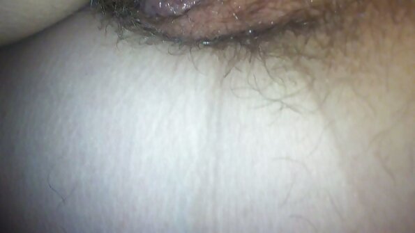 Baiser porn vierg dans la piscine