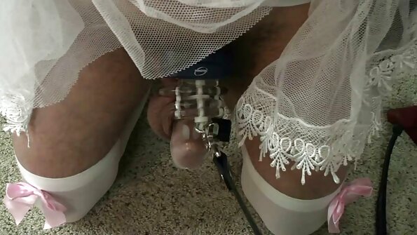 Filles s'embrassant après s'être porno vierge arabe entraînées au gymnase