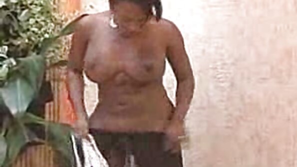 Balade à vélo à travers les video porn vierge bois se termine par une masturbation chaude