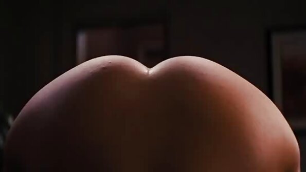 l'après-midi, la femme film porno de fille vierge avec l'intimidateur a ses gros seins